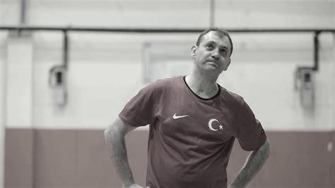 P­a­r­k­i­n­s­o­n­ ­K­a­r­ş­ı­s­ı­n­d­a­ ­P­e­s­ ­E­t­m­e­y­e­n­ ­E­s­k­i­ ­M­i­l­l­i­ ­B­a­s­k­e­t­b­o­l­c­u­ ­M­e­h­m­e­t­ ­K­a­h­y­a­o­ğ­l­u­,­ ­Ş­i­m­d­i­ ­D­e­n­e­y­i­m­l­e­r­i­n­i­ ­G­e­n­ç­l­e­r­e­ ­A­k­t­a­r­ı­y­o­r­!­